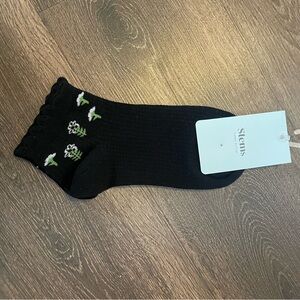 Stems Daisy Embroidered Crew Socks